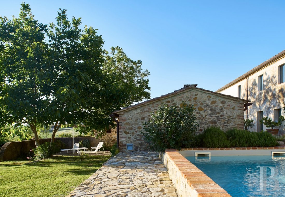 En Toscane, au nord de Sienne,  une ancienne ferme inspirée par le design et transformée en gîtes  - photo  n°8