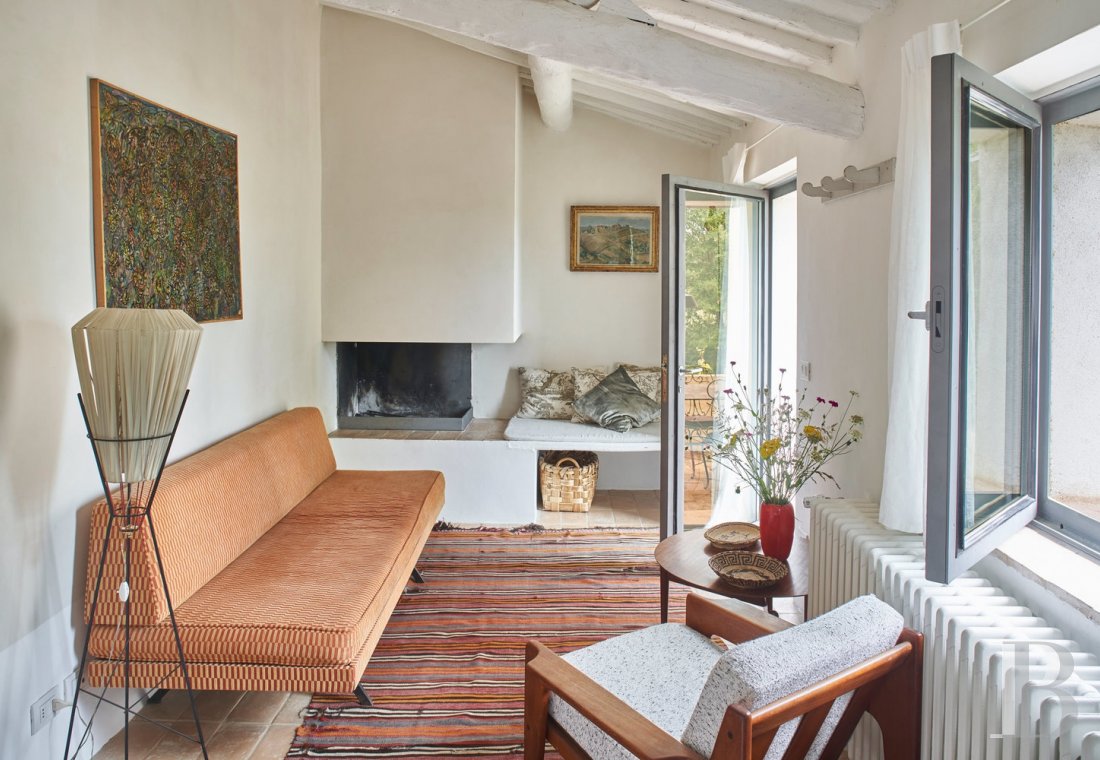 En Toscane, au nord de Sienne,  une ancienne ferme inspirée par le design et transformée en gîtes  - photo  n°30