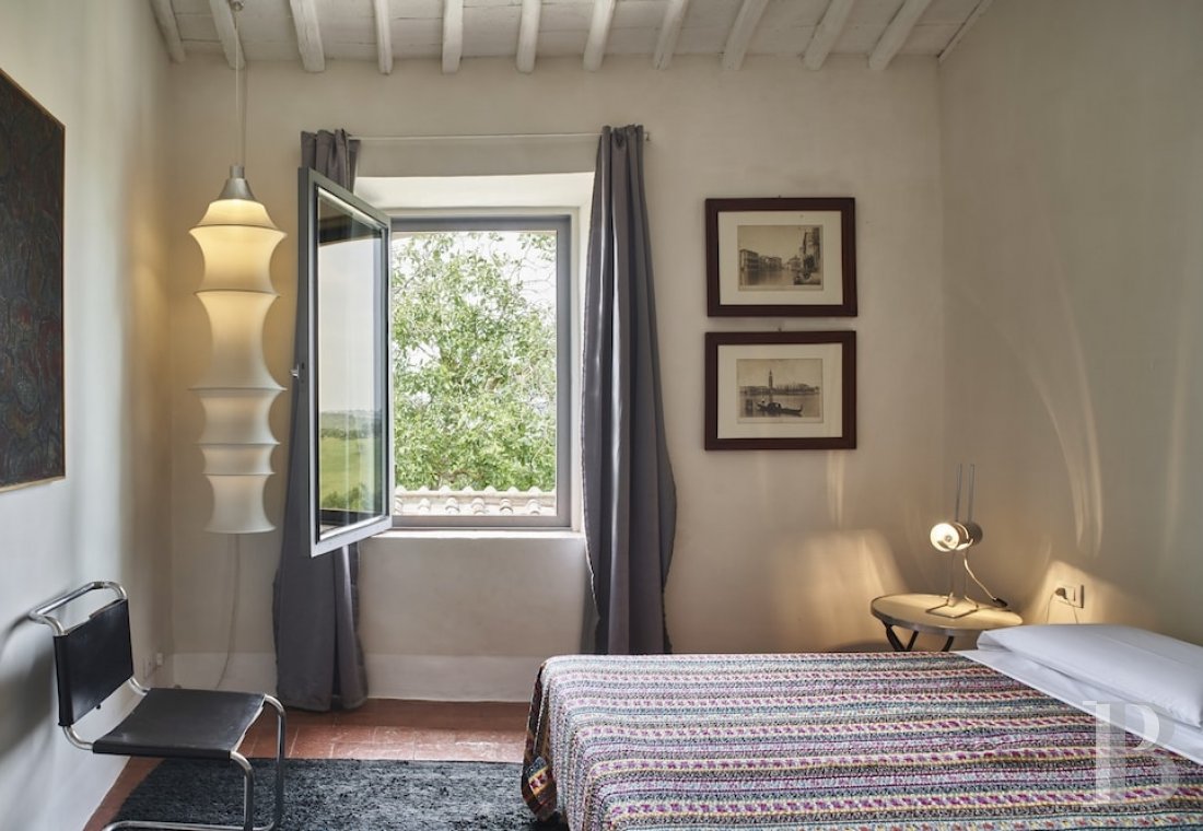 En Toscane, au nord de Sienne,  une ancienne ferme inspirée par le design et transformée en gîtes  - photo  n°29