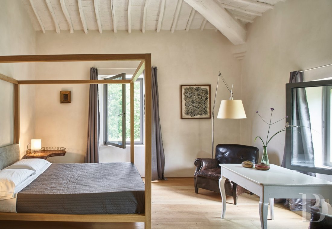 En Toscane, au nord de Sienne,  une ancienne ferme inspirée par le design et transformée en gîtes  - photo  n°38