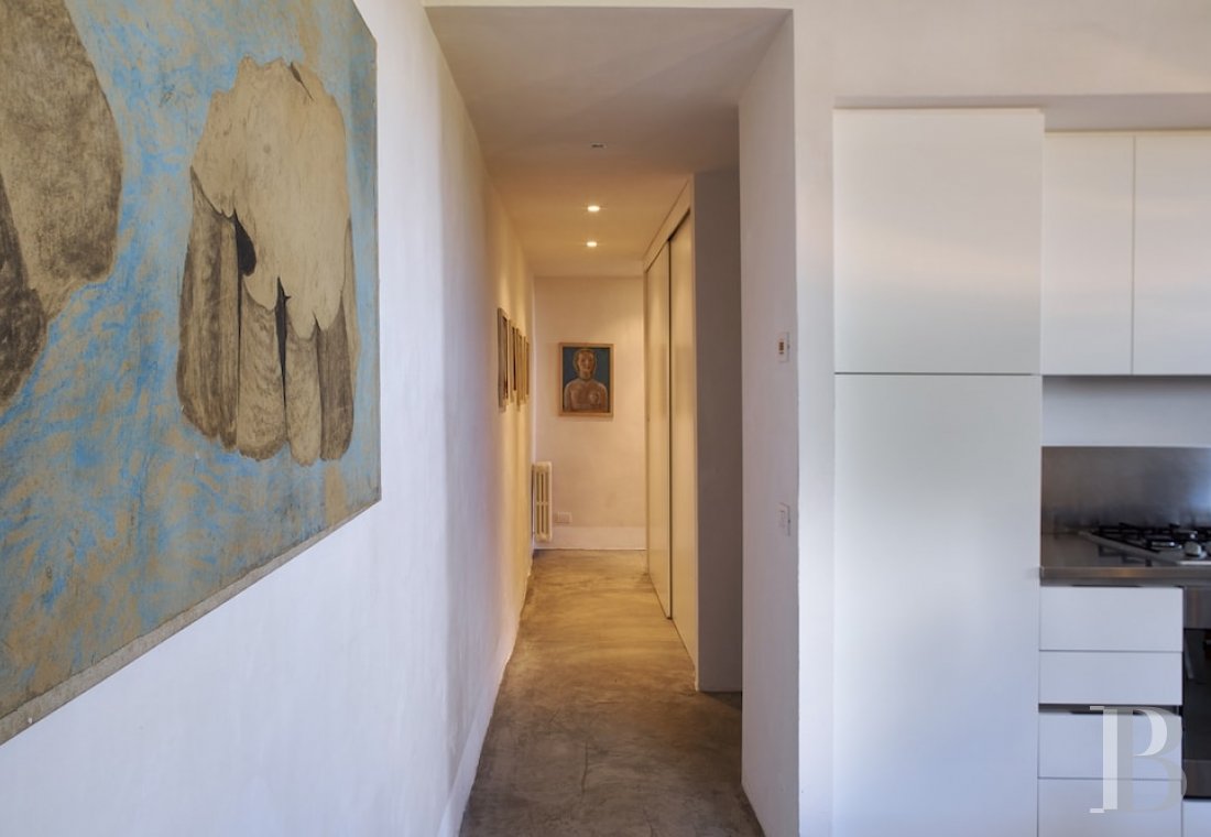 En Toscane, au nord de Sienne,  une ancienne ferme inspirée par le design et transformée en gîtes  - photo  n°34