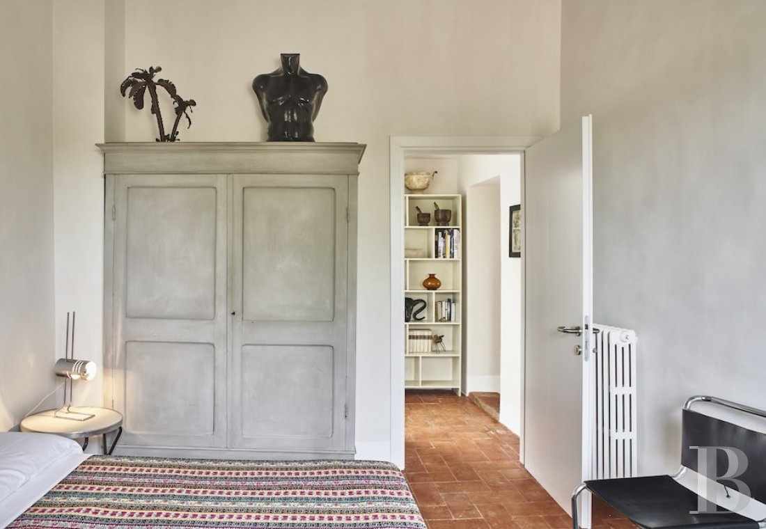 En Toscane, au nord de Sienne,  une ancienne ferme inspirée par le design et transformée en gîtes  - photo  n°32