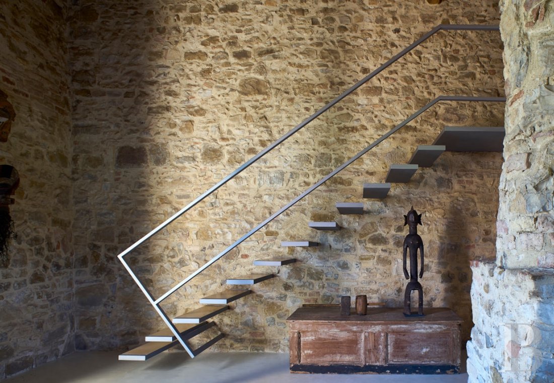 En Toscane, au nord de Sienne,  une ancienne ferme inspirée par le design et transformée en gîtes  - photo  n°18