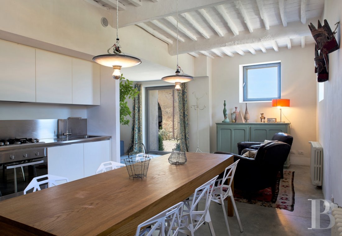 En Toscane, au nord de Sienne,  une ancienne ferme inspirée par le design et transformée en gîtes  - photo  n°26