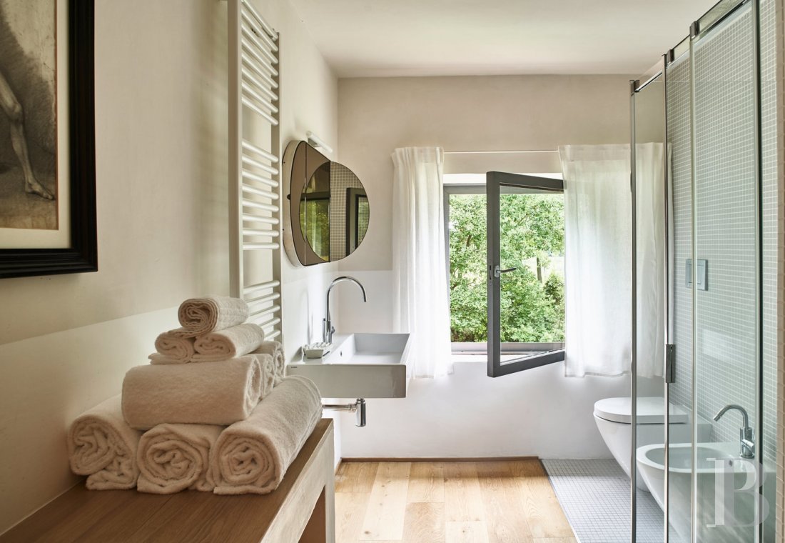 En Toscane, au nord de Sienne,  une ancienne ferme inspirée par le design et transformée en gîtes  - photo  n°27
