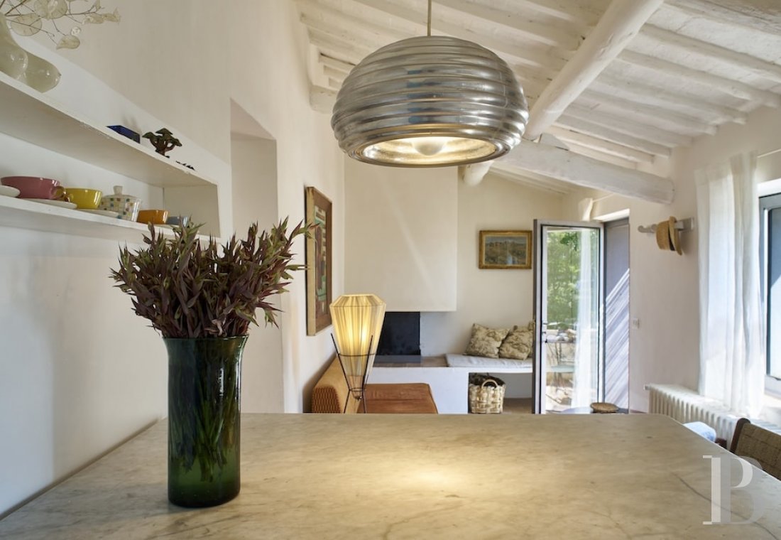 En Toscane, au nord de Sienne,  une ancienne ferme inspirée par le design et transformée en gîtes  - photo  n°33