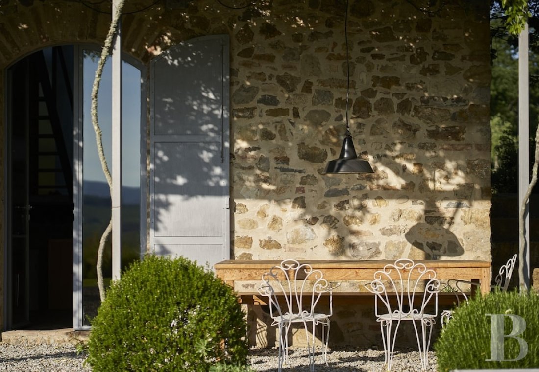 En Toscane, au nord de Sienne,  une ancienne ferme inspirée par le design et transformée en gîtes  - photo  n°6