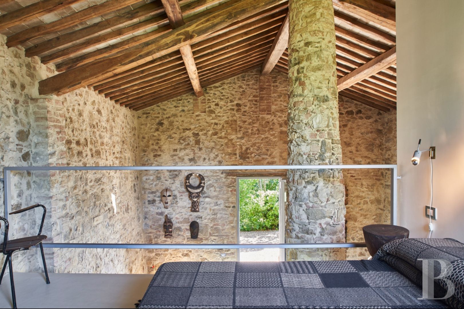 En Toscane, au nord de Sienne,  une ancienne ferme inspirée par le design et transformée en gîtes  - photo  n°17