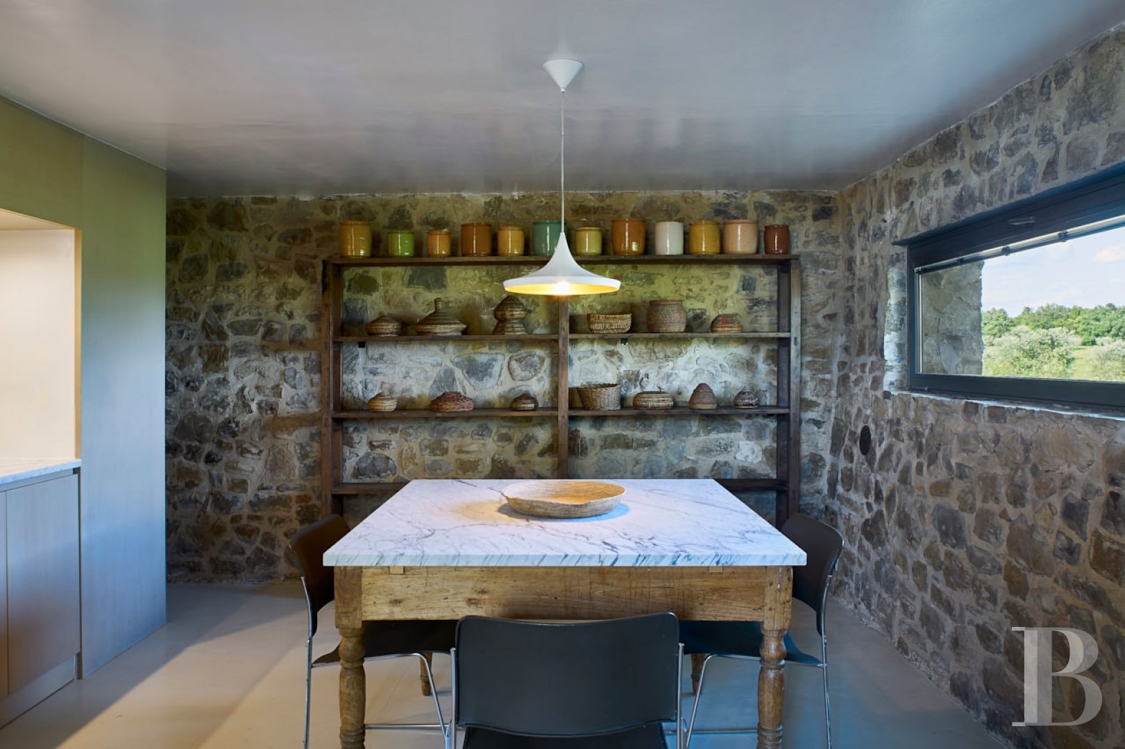 En Toscane, au nord de Sienne,  une ancienne ferme inspirée par le design et transformée en gîtes  - photo  n°19