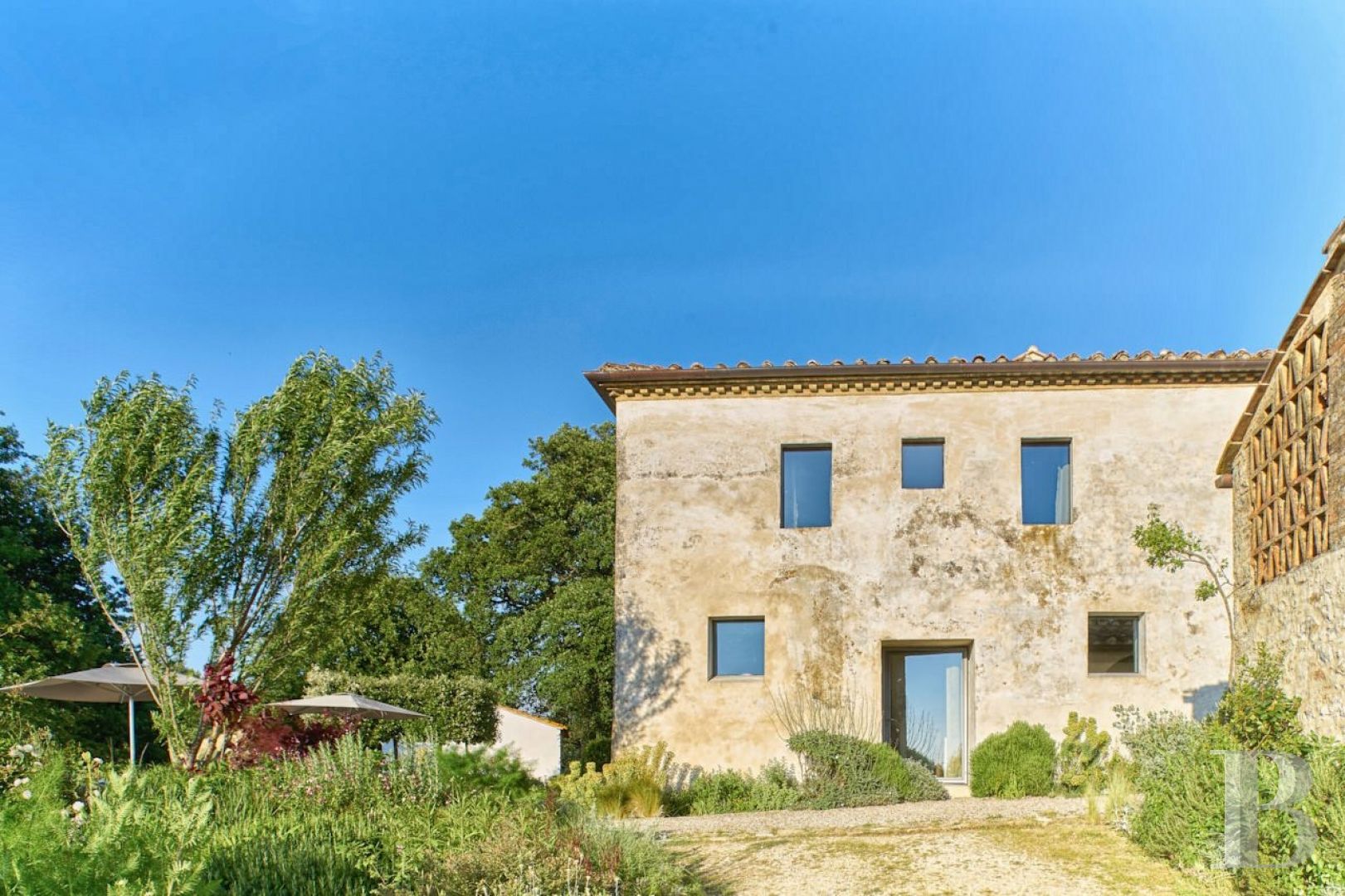 En Toscane, au nord de Sienne,  une ancienne ferme inspirée par le design et transformée en gîtes  - photo  n°1