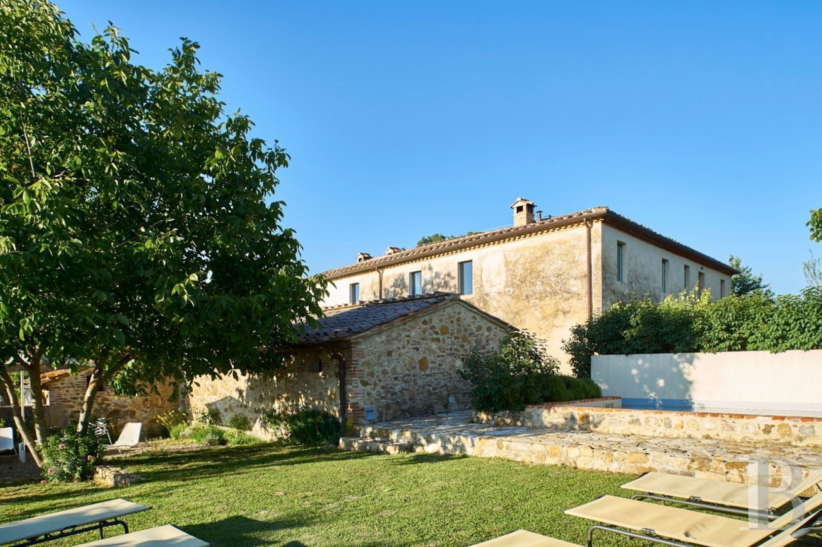 En Toscane, au nord de Sienne,  une ancienne ferme inspirée par le design et transformée en gîtes  - photo  n°7