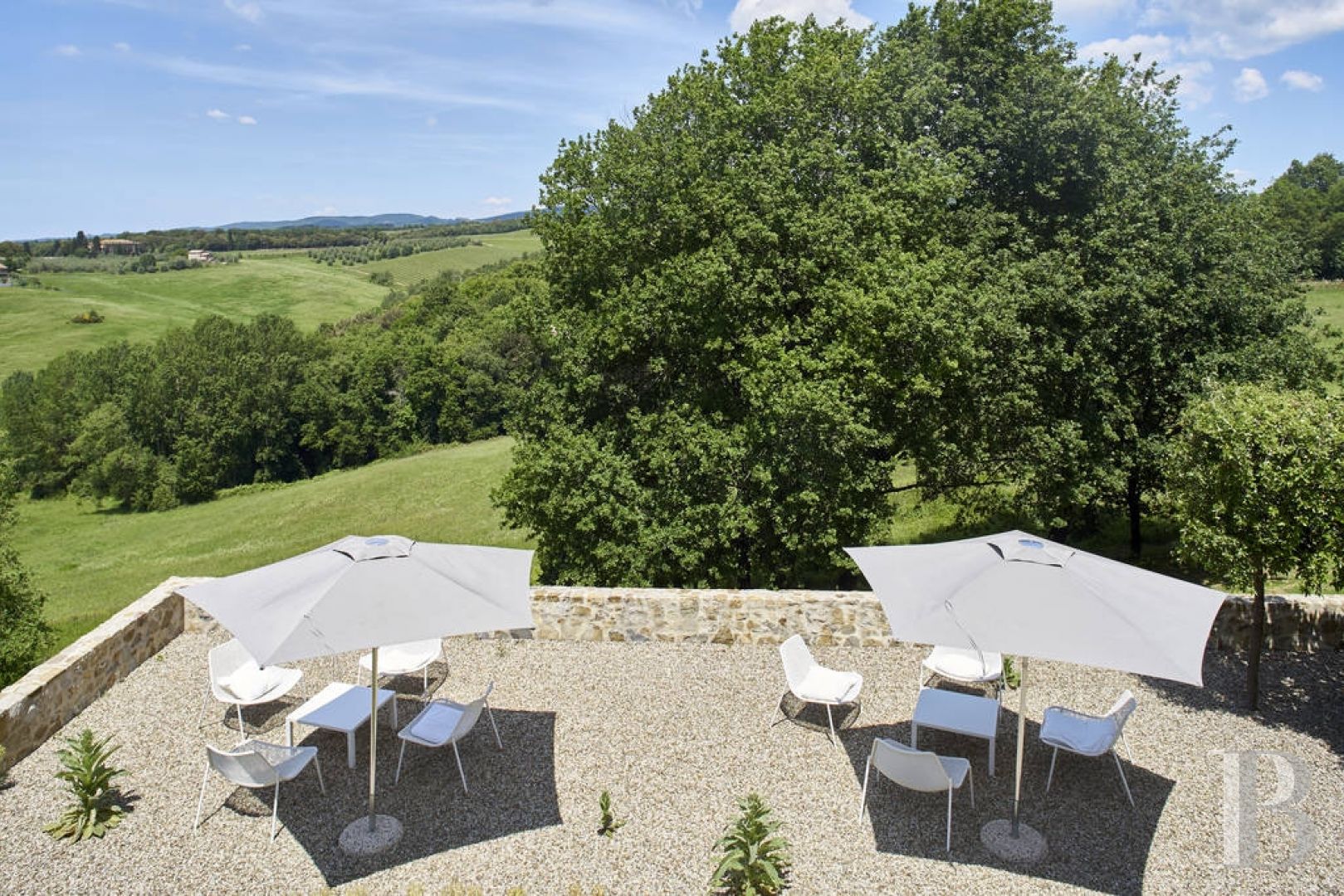 En Toscane, au nord de Sienne,  une ancienne ferme inspirée par le design et transformée en gîtes  - photo  n°41