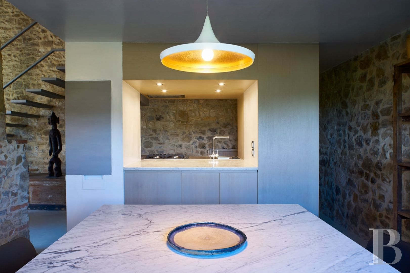 En Toscane, au nord de Sienne,  une ancienne ferme inspirée par le design et transformée en gîtes  - photo  n°21