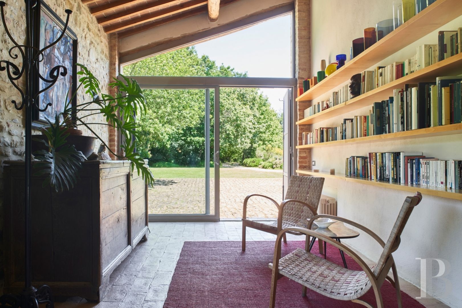 En Toscane, au nord de Sienne,  une ancienne ferme inspirée par le design et transformée en gîtes  - photo  n°15