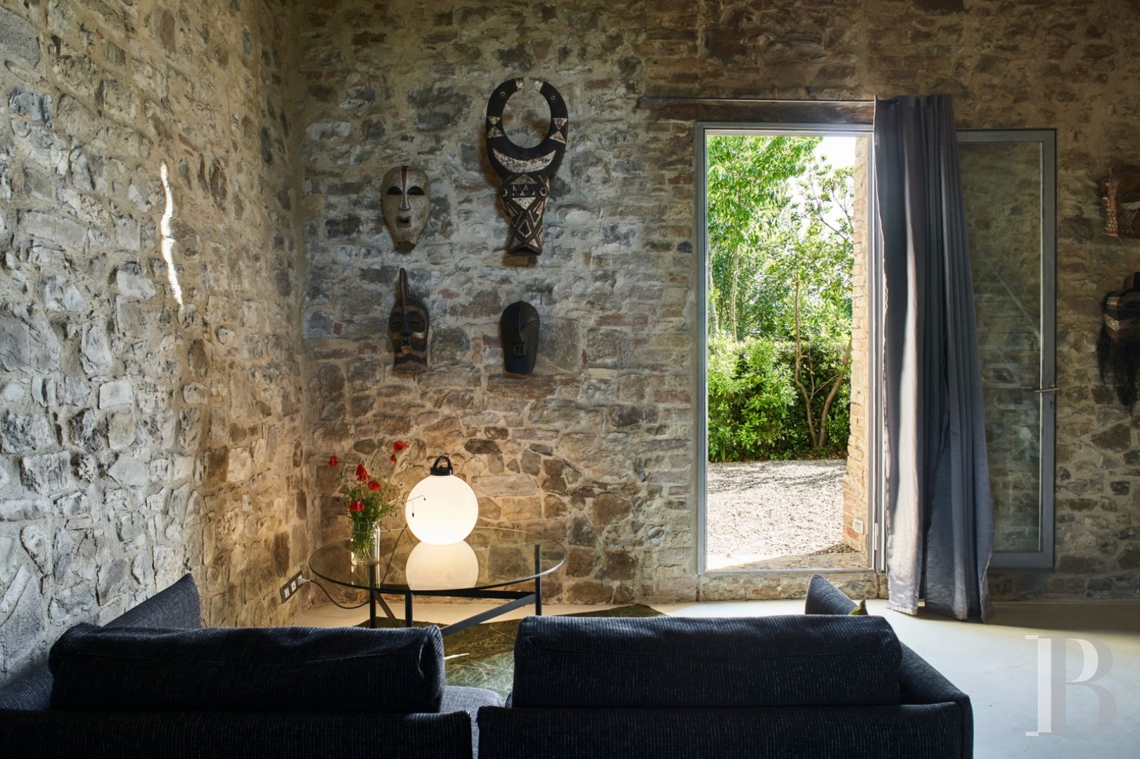 En Toscane, au nord de Sienne,  une ancienne ferme inspirée par le design et transformée en gîtes  - photo  n°20