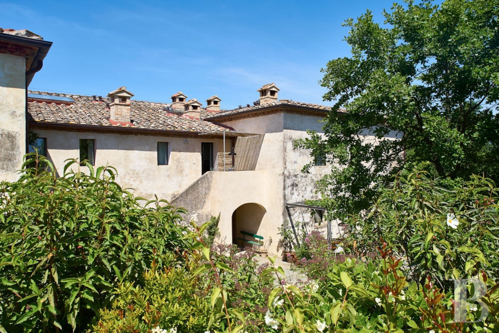 En Toscane, au nord de Sienne,  une ancienne ferme inspirée par le design et transformée en gîtes  - photo  n°9