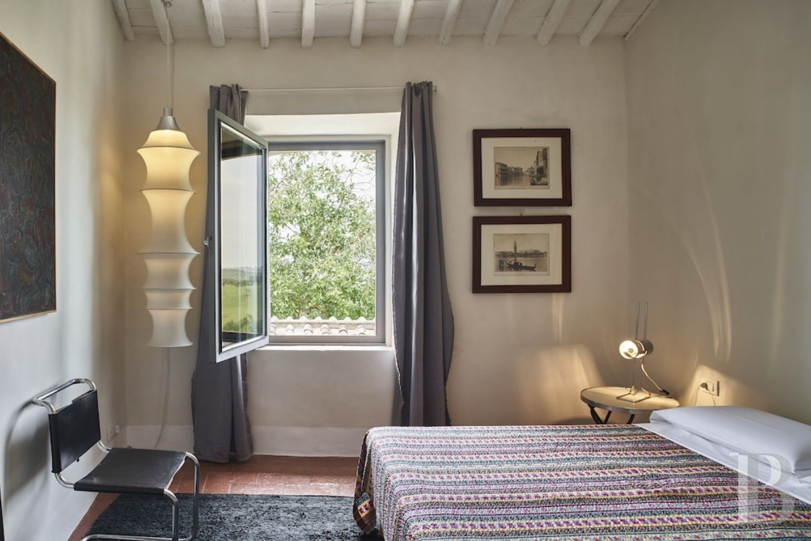 En Toscane, au nord de Sienne,  une ancienne ferme inspirée par le design et transformée en gîtes  - photo  n°29