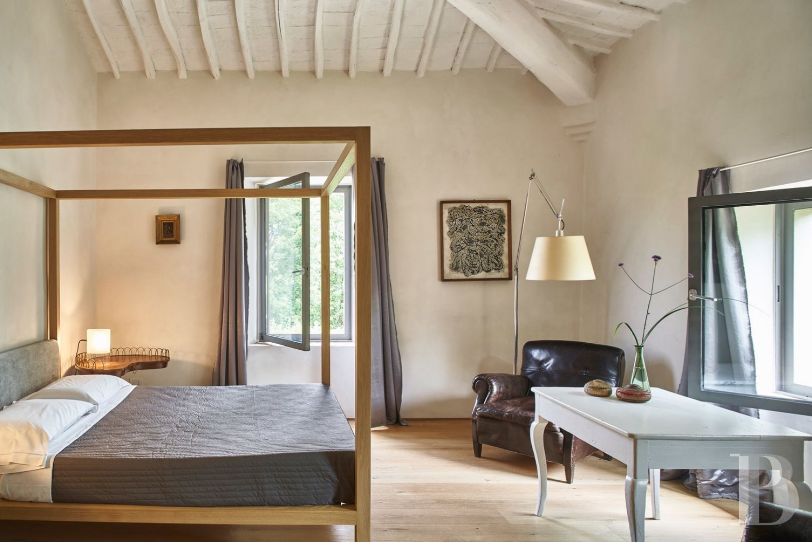 En Toscane, au nord de Sienne,  une ancienne ferme inspirée par le design et transformée en gîtes  - photo  n°38