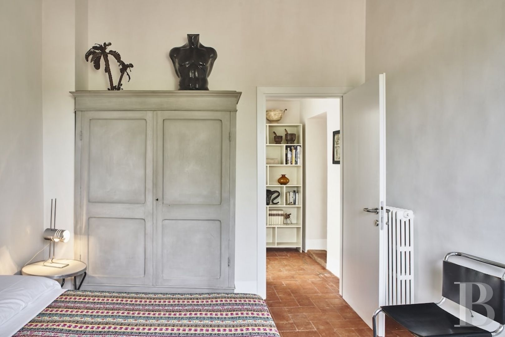 En Toscane, au nord de Sienne,  une ancienne ferme inspirée par le design et transformée en gîtes  - photo  n°32