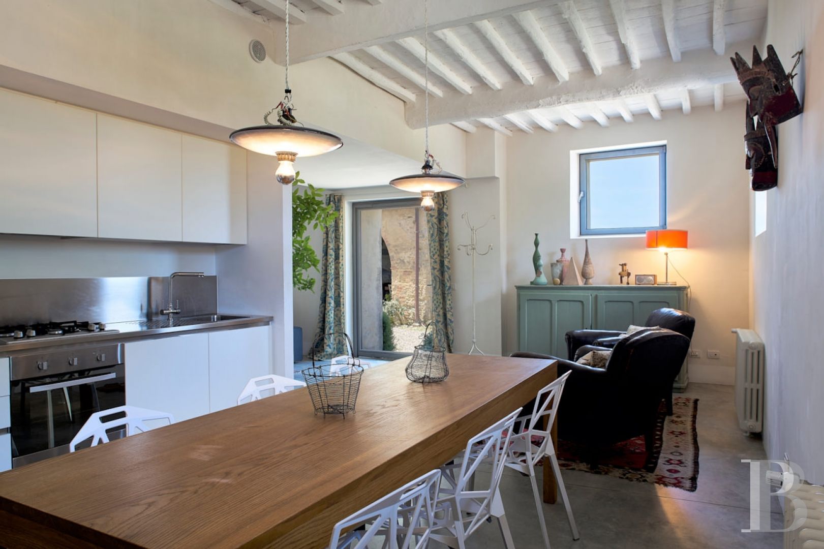 En Toscane, au nord de Sienne,  une ancienne ferme inspirée par le design et transformée en gîtes  - photo  n°26