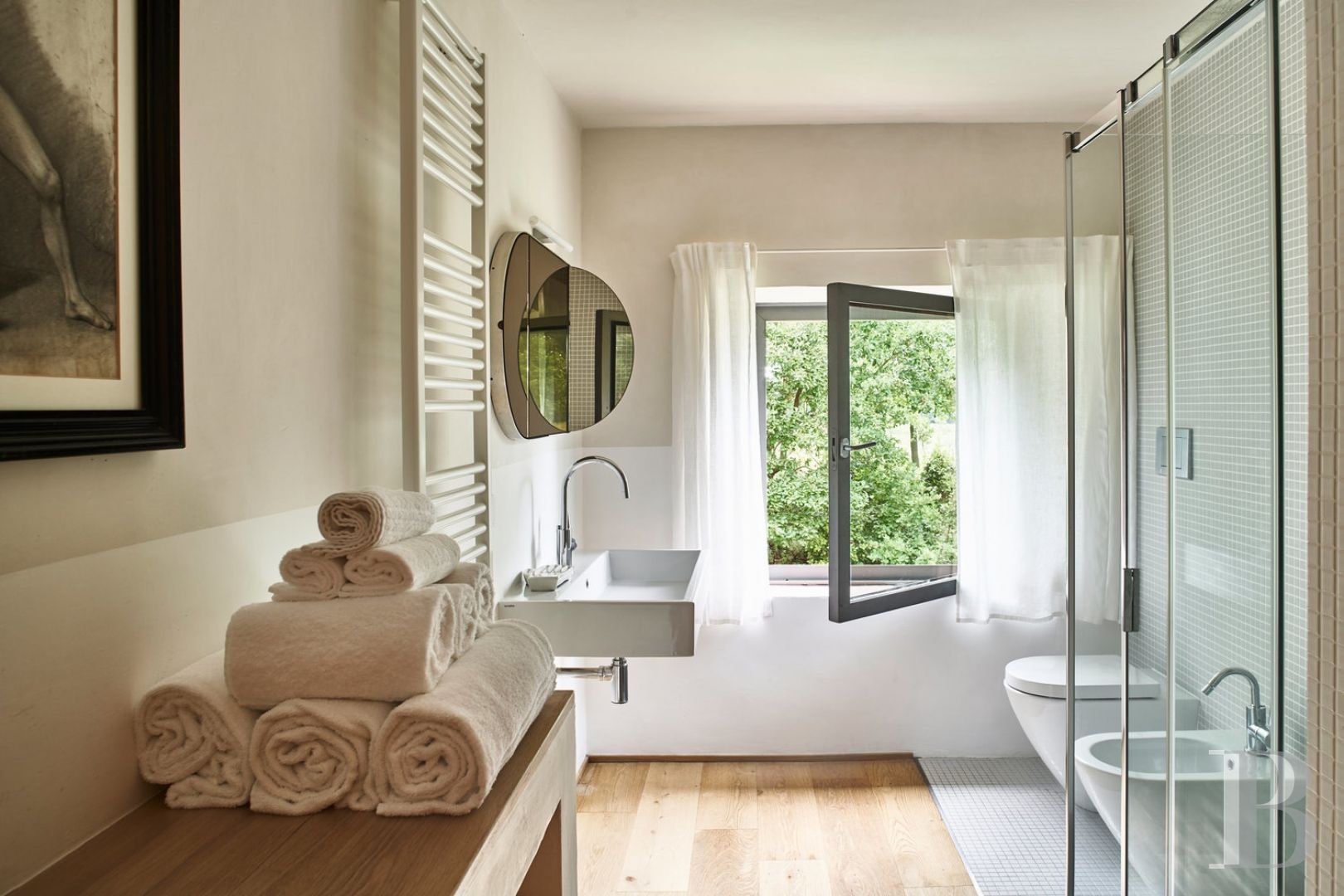 En Toscane, au nord de Sienne,  une ancienne ferme inspirée par le design et transformée en gîtes  - photo  n°27