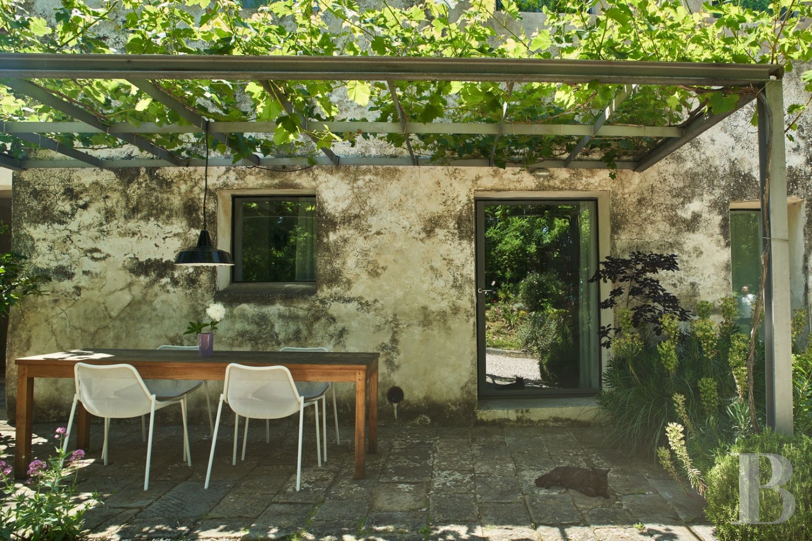 En Toscane, au nord de Sienne,  une ancienne ferme inspirée par le design et transformée en gîtes  - photo  n°2