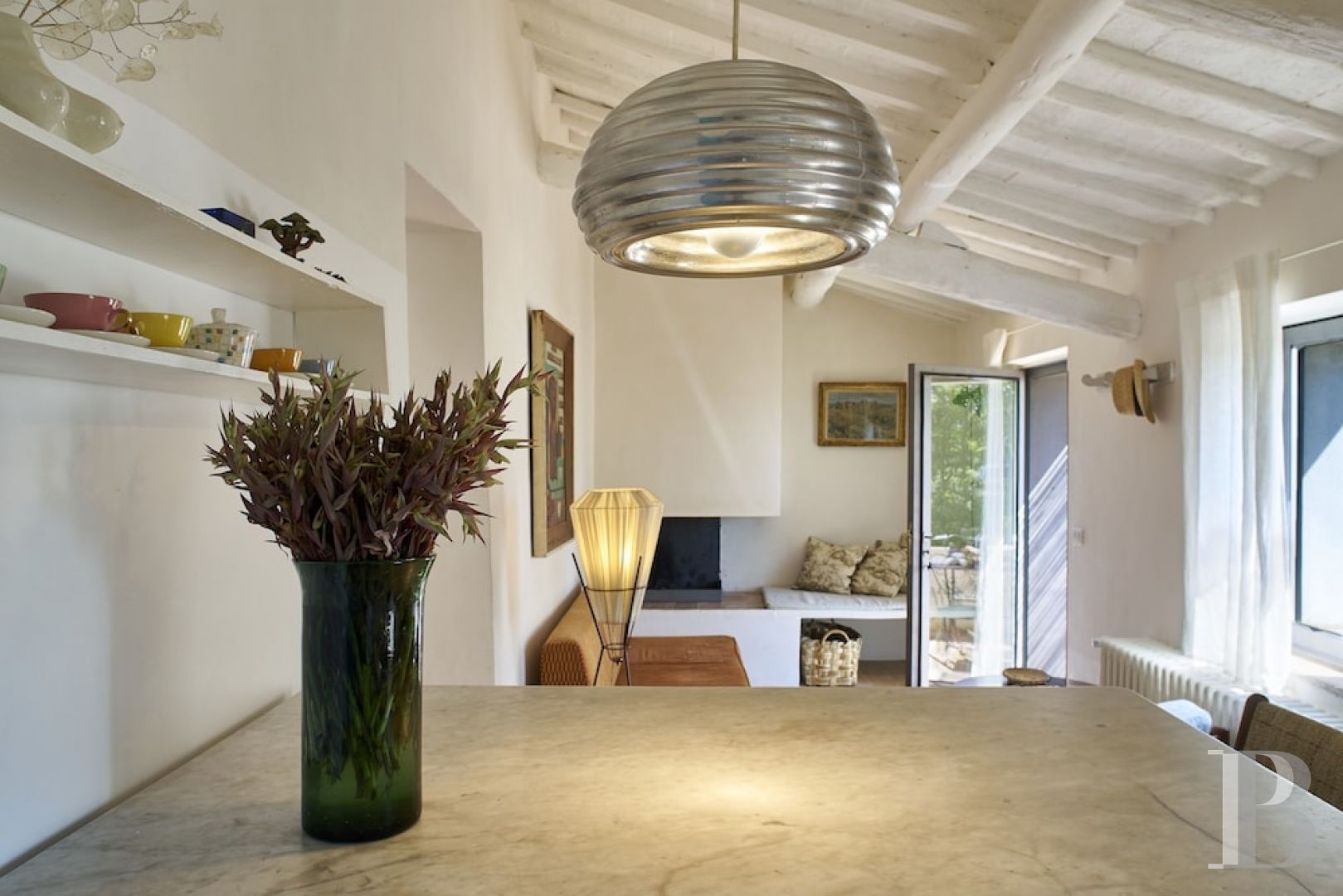 En Toscane, au nord de Sienne,  une ancienne ferme inspirée par le design et transformée en gîtes  - photo  n°33