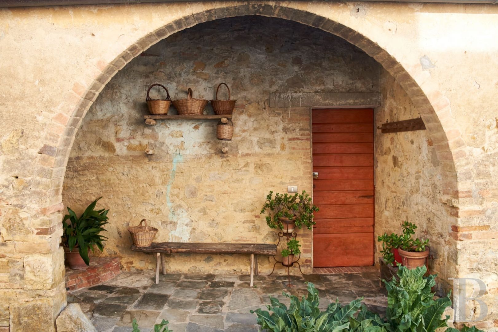 En Toscane, au nord de Sienne,  une ancienne ferme inspirée par le design et transformée en gîtes  - photo  n°39