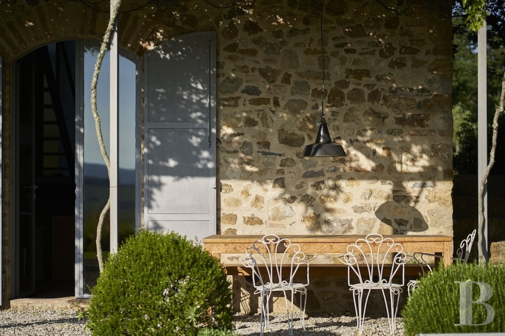 En Toscane, au nord de Sienne,  une ancienne ferme inspirée par le design et transformée en gîtes  - photo  n°6