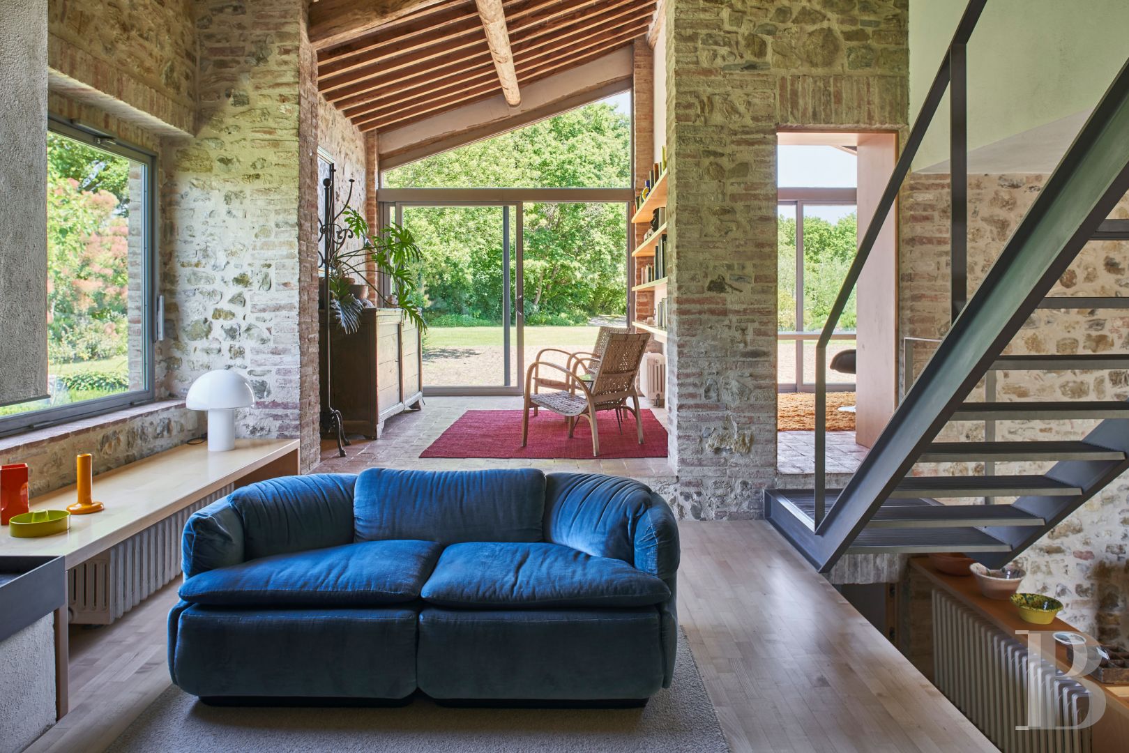 En Toscane, au nord de Sienne,  une ancienne ferme inspirée par le design et transformée en gîtes  - photo  n°13