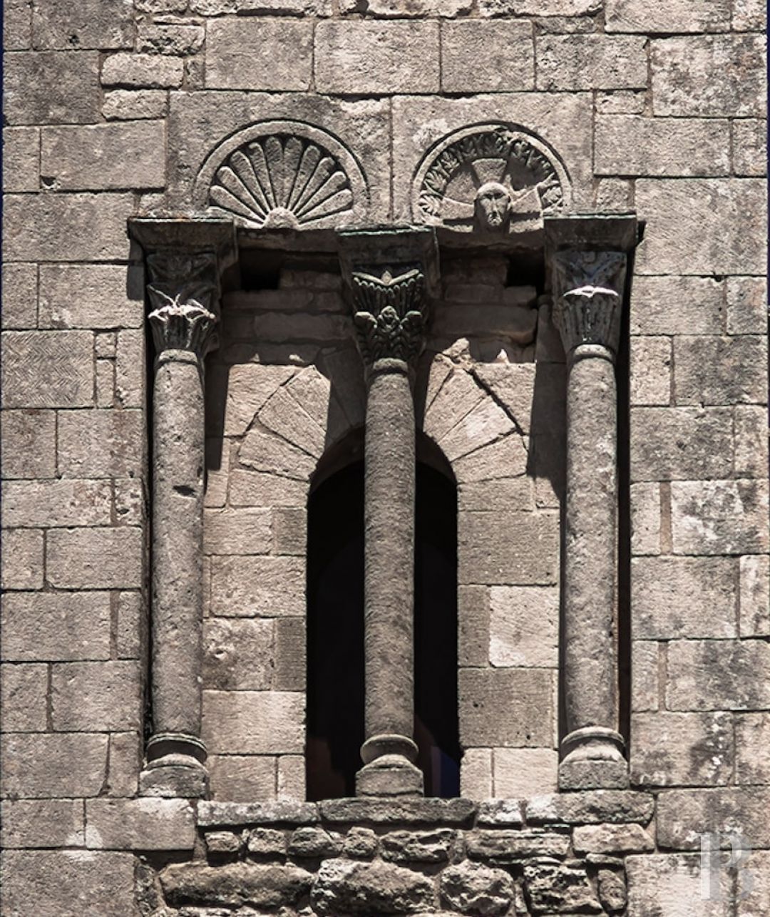 Entre Apt et Lourmarin, au cœur d’une vallée verdoyante et sauvage, un ancien prieuré médiéval ouvert aux voyageurs - photo  n°2
