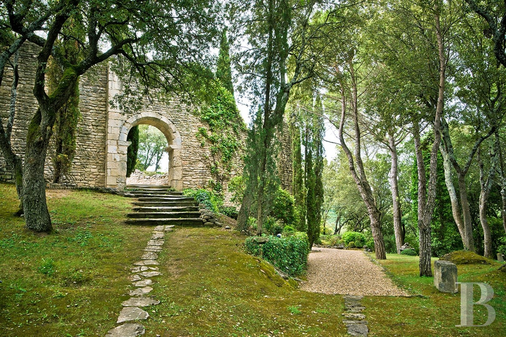 Entre Apt et Lourmarin, au cœur d’une vallée verdoyante et sauvage, un ancien prieuré médiéval ouvert aux voyageurs - photo  n°3