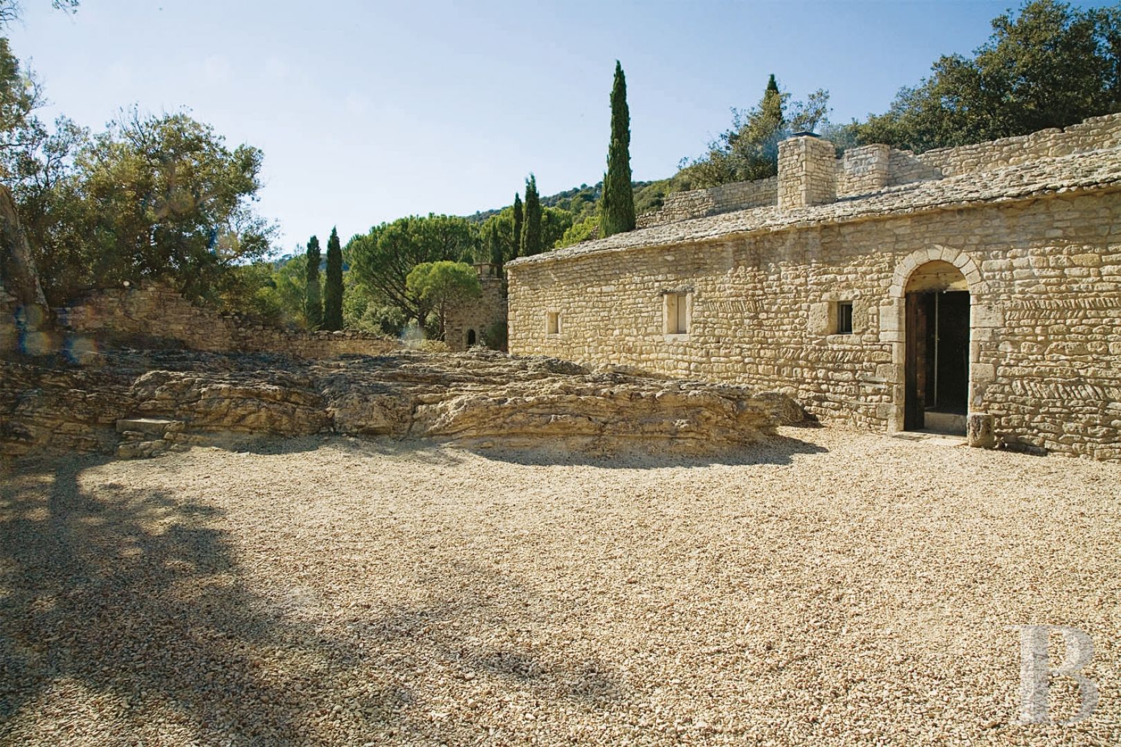 A former medieval priory open to travellers, in the heart of a wild, green valley between Apt and Lourmarin - photo  n°9