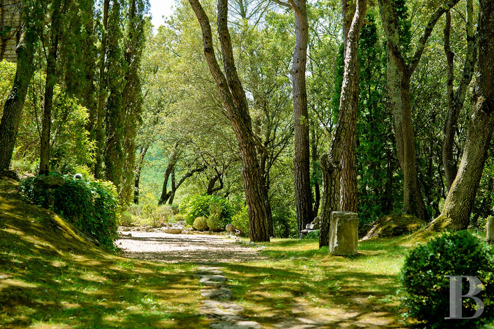 Entre Apt et Lourmarin, au cœur d’une vallée verdoyante et sauvage, un ancien prieuré médiéval ouvert aux voyageurs - photo  n°4