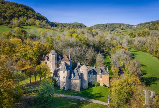 midi-pyrenees - A 15th-century chateau, its outbuildings, grounds and swimming pool,  surrounded by 21 hectares of unoccupied land, along the outskirts of the Quercy region, twenty minutes from Brive-la-Gaillarde