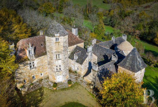 midi-pyrenees - À 20 min de Brive-la-Gaillarde, aux confins du Quercy, un château du 15e s., 
 ses dépendances, son parc et sa piscine, entourés de 21 ha de terres libres