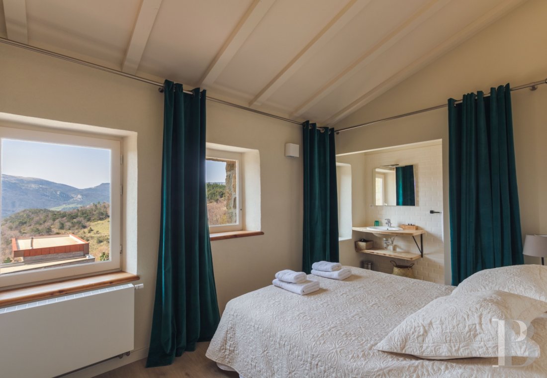 En Drôme provençale, au milieu des montagnes, un hameau du 18e siècle à l'esprit contemporain - photo  n°17