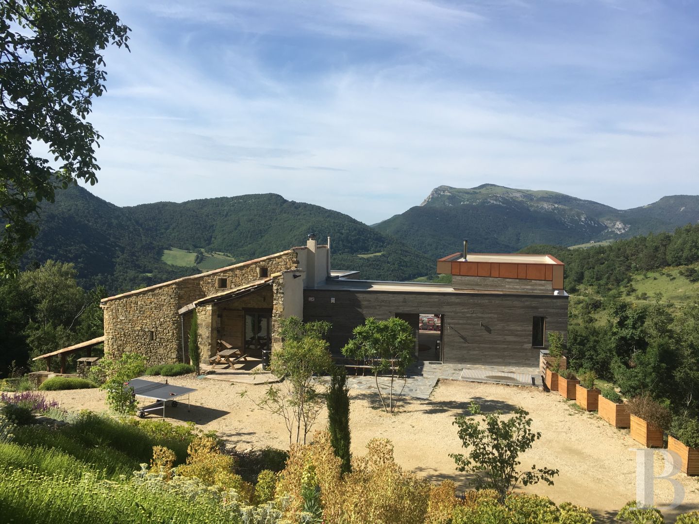 En Drôme provençale, au milieu des montagnes, un hameau du 18e siècle à l'esprit contemporain - photo  n°3