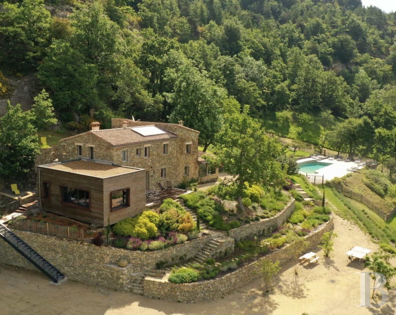 En Drôme provençale, au milieu des montagnes, un hameau du 18e siècle à l'esprit contemporain - photo  n°2