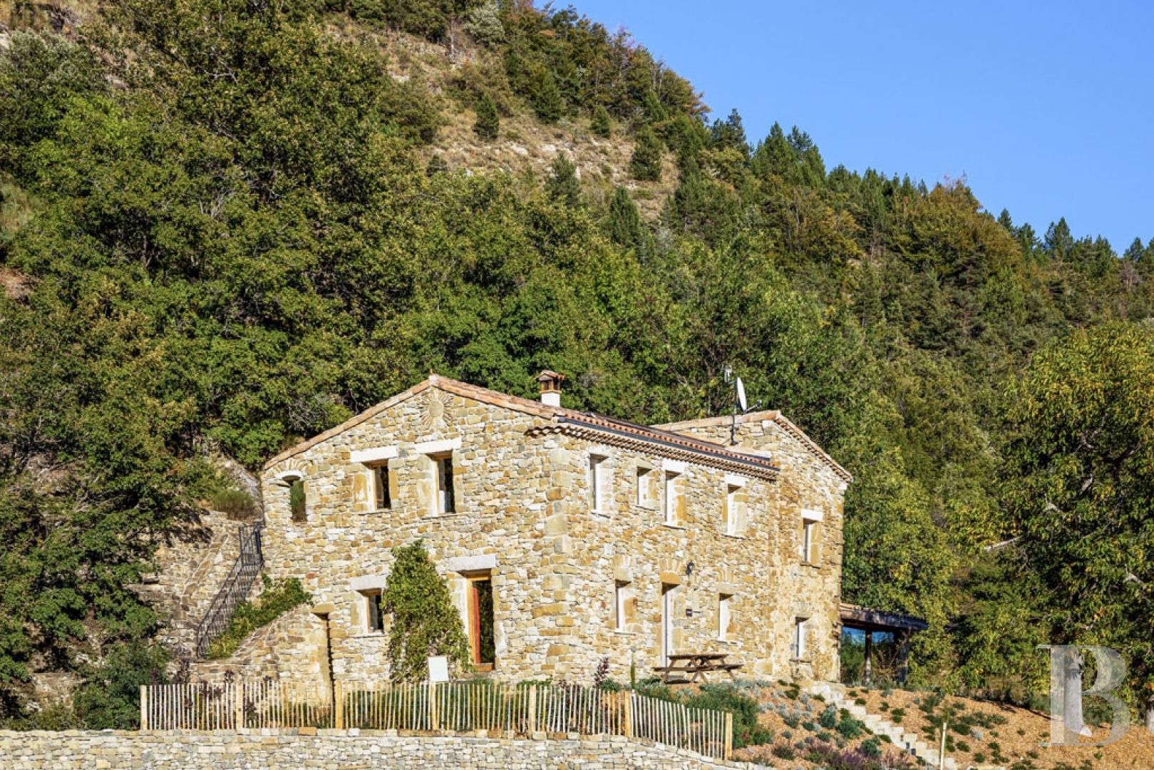 En Drôme provençale, au milieu des montagnes, un hameau du 18e siècle à l'esprit contemporain - photo  n°18