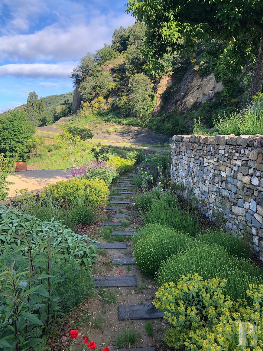En Drôme provençale, au milieu des montagnes, un hameau du 18e siècle à l'esprit contemporain - photo  n°14