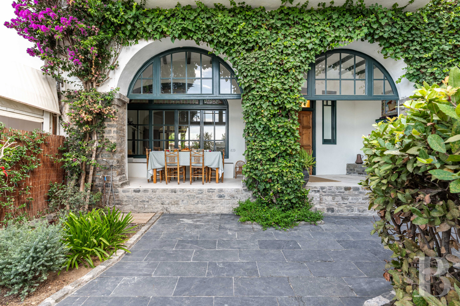 À Cadaques, dans le Parc naturel de Cap de Creus, une impressionnante maison de Peter Harnden, architecte des années 60 - photo  n°4