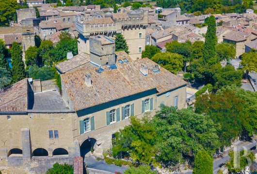 languedoc-roussillon - A vast, 17th century, stately residence  adjoining a fuedal castle on the outskirts of Uzès