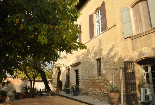 Entre Alès et Uzès, au cœur d’un village de la Provence gardoise, une paisible demeure seigneuriale animée d’un esprit contemporain - photo  n°2