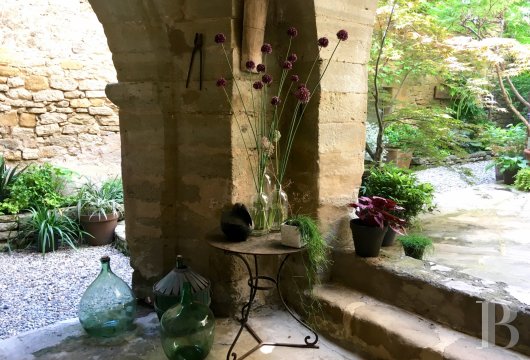 Entre Alès et Uzès, au cœur d’un village de la Provence gardoise, une paisible demeure seigneuriale animée d’un esprit contemporain - photo  n°3