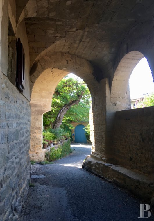 Entre Alès et Uzès, au cœur d’un village de la Provence gardoise, une paisible demeure seigneuriale animée d’un esprit contemporain - photo  n°5