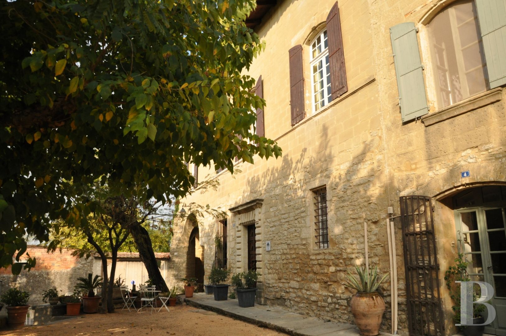 Entre Alès et Uzès, au cœur d’un village de la Provence gardoise, une paisible demeure seigneuriale animée d’un esprit contemporain - photo  n°2