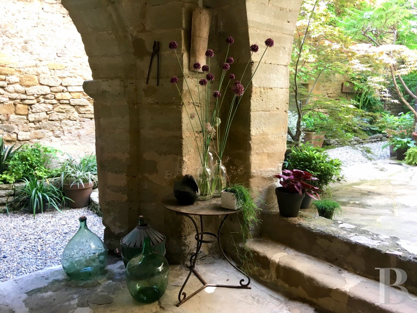 Entre Alès et Uzès, au cœur d’un village de la Provence gardoise, une paisible demeure seigneuriale animée d’un esprit contemporain - photo  n°3