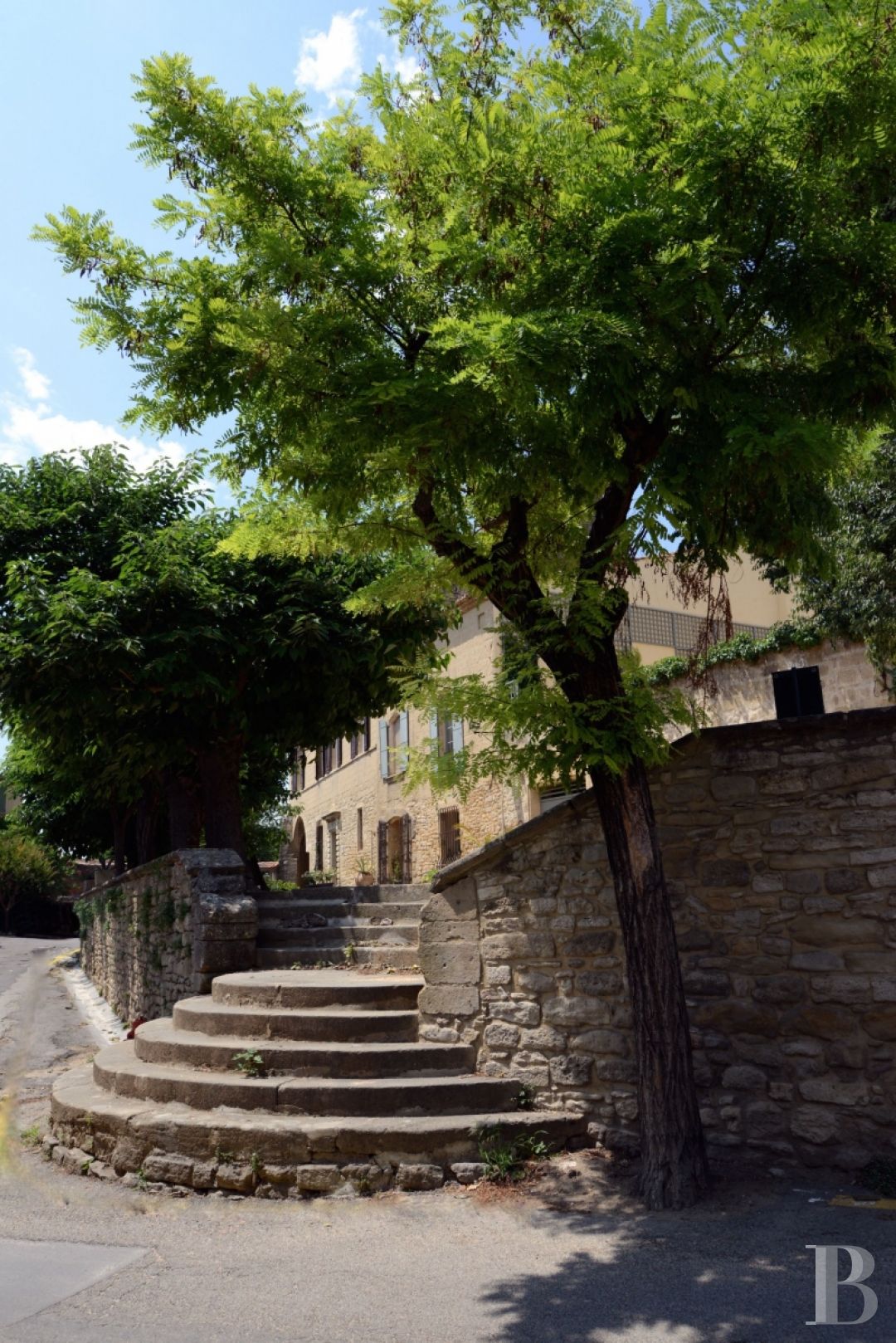 Entre Alès et Uzès, au cœur d’un village de la Provence gardoise, une paisible demeure seigneuriale animée d’un esprit contemporain - photo  n°4