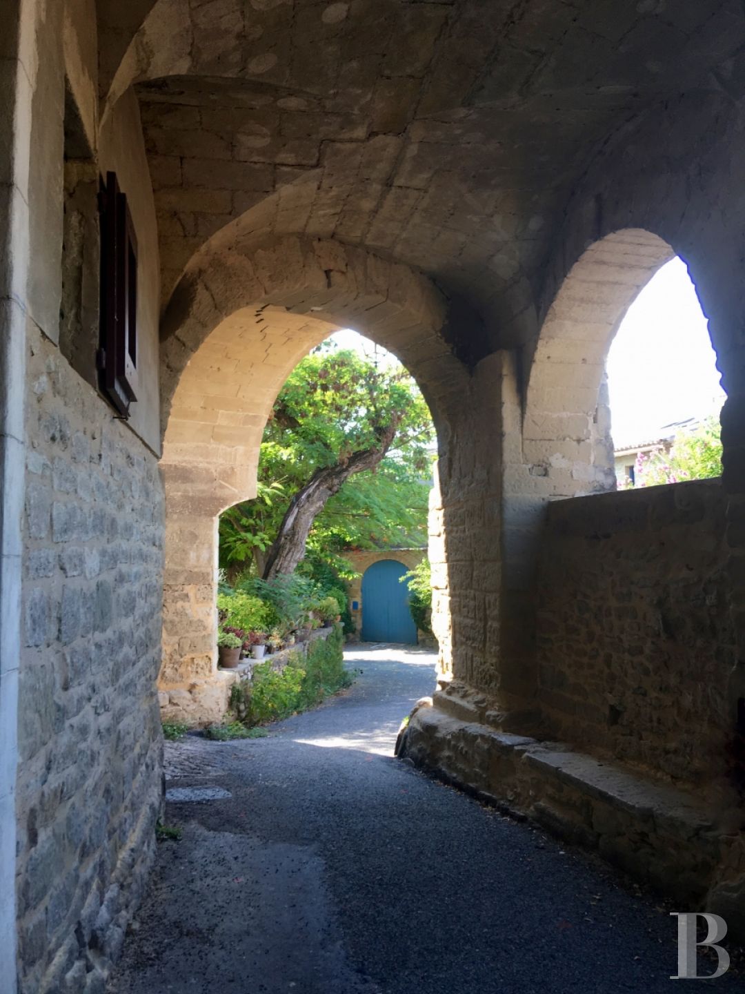 Entre Alès et Uzès, au cœur d’un village de la Provence gardoise, une paisible demeure seigneuriale animée d’un esprit contemporain - photo  n°5